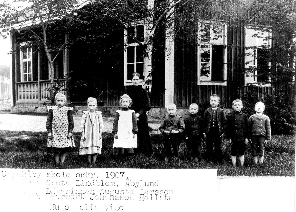 Upp-Råby omkring 1907. Greta Lindblom (Åbylund), lärarinna Augusta Larsson, Herbert Johansson (Hallsta), Hugo Melin (Vibo)